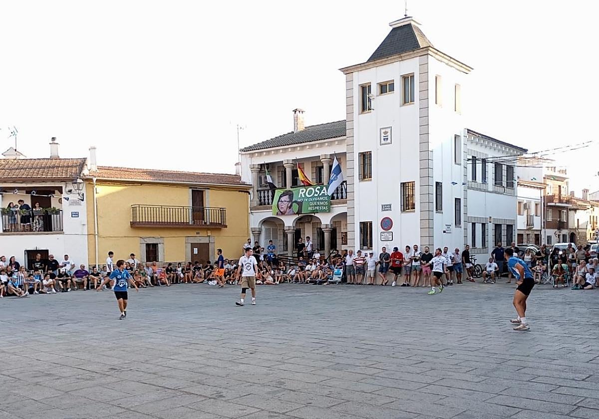 Los partidos de pelota llevan a la plaza a numeroso público.