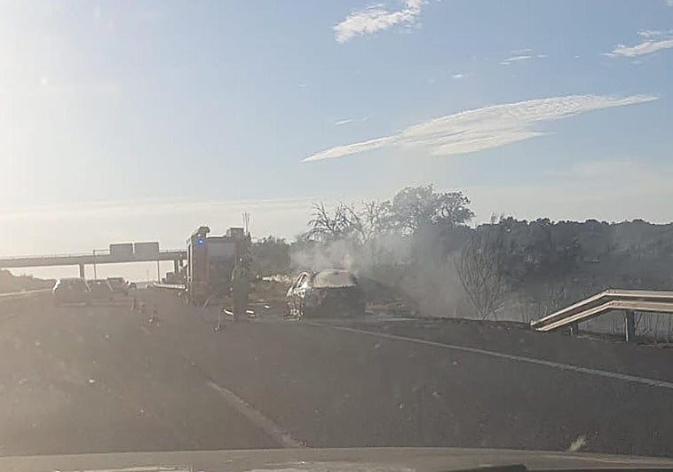 Bomberos del SEPEI de la Diputación de Cáceres sofocan las llamas del coche que ha ardido en la EX-A1.