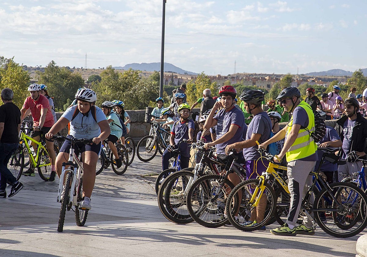 Día de la bicicleta en la edición del año pasado por el Puente Romano.