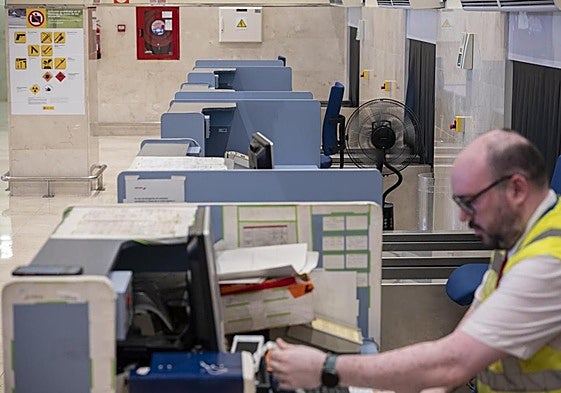 Un ventilador en el aeropuerto hace dos semanas en plena ola de calor.