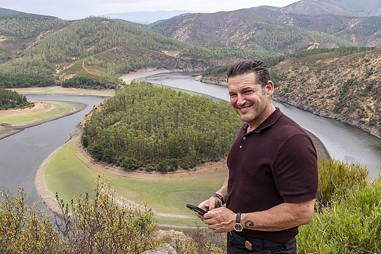 Manu Tenorio posa frente al Meandro Melero