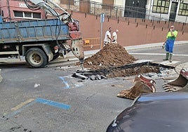 Máquina perforando el asfaltado de la calle Badajoz esquina Vespasiano por una avería.