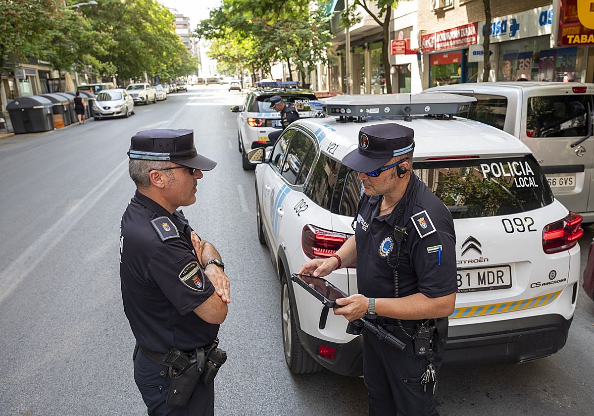 Dos agentes de la Policía Local junto al 'multacar' en la avenida de Europa.