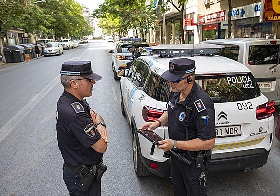 Dos agentes de la Policía Local junto al 'multacar' en la avenida de Europa.