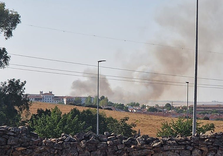 El humo del incendio visto desde Cáceres.