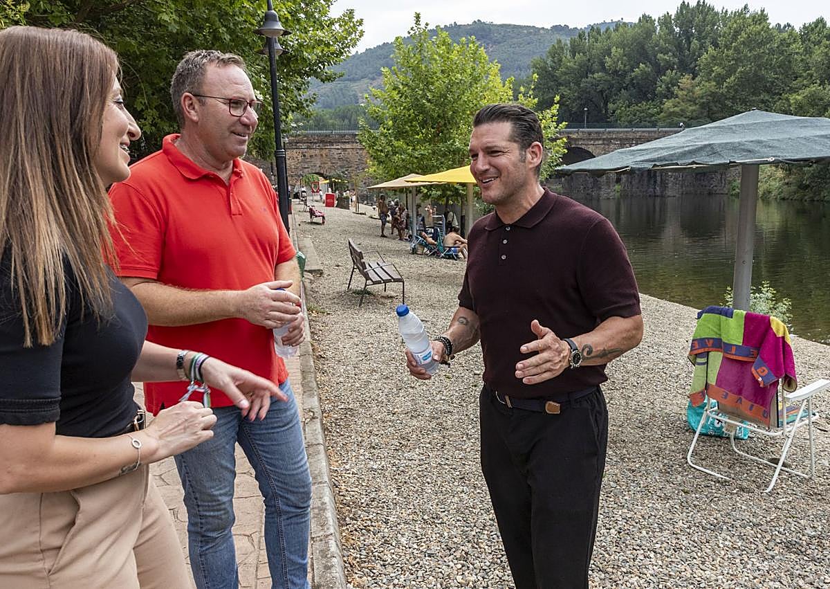 Imagen secundaria 1 - Manu Tenorio inaugura &#039;Las Hurdes Verdes&#039; para mostrar que la comarca sigue siendo un paraíso tras el incendio