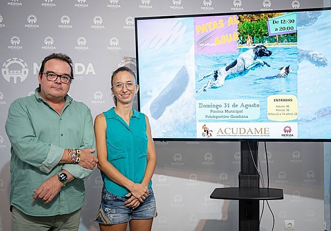 Guijarro, con Esteban, de Acudame, y el cartel anunciador de esta edición.