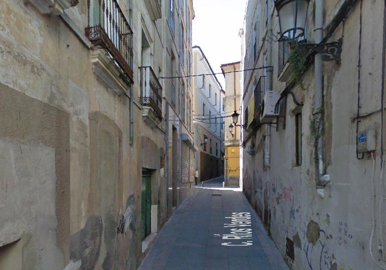 Herido grave un hombre al sufrir una caída de altura en la calle Ríos Verdes de Cáceres