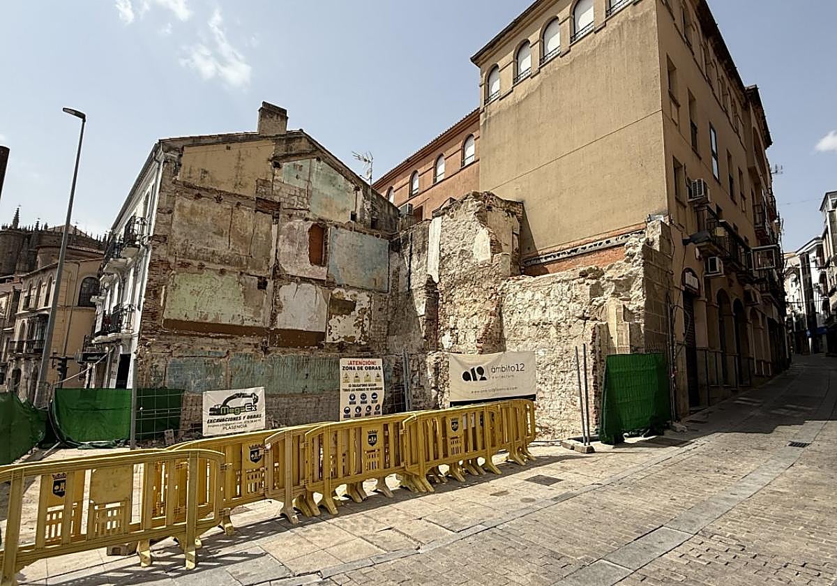 Aspecto que presenta la Puerta Talavera tras la demolición del edificio que hacía esquina.