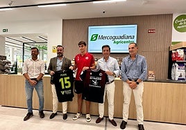 Alfonso Peral (camiseta roja) durante su presentación.