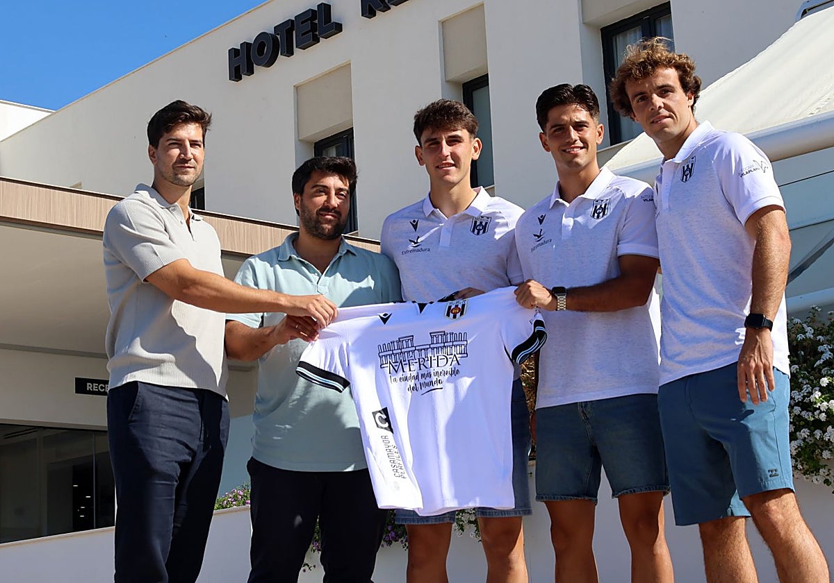 Lenho, Javi Pérez, Corral, Capi y Artola antes de la presentación.