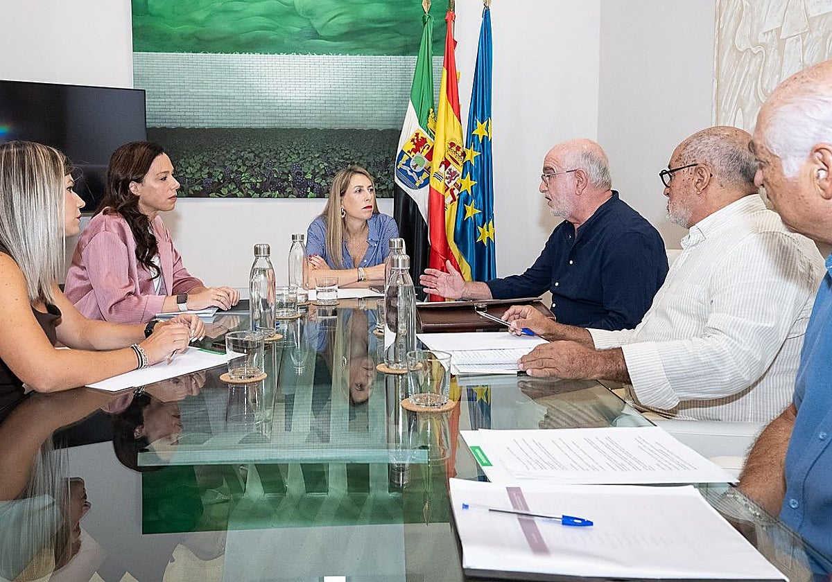 Reunión de Guardiola con los representantes de la plataforma este miércoles en Mérida.