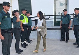 Mercedes González ha visitado la Comandancia de la Guardia Civil de Plasencia. En primer término, Alberto López, capitán jefe al frente del dispositivo de seguridad durante el incendio de Jarilla.