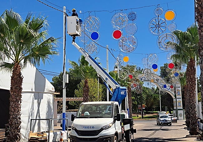 Instalación de alumbrado público en el Ferial emeritense.