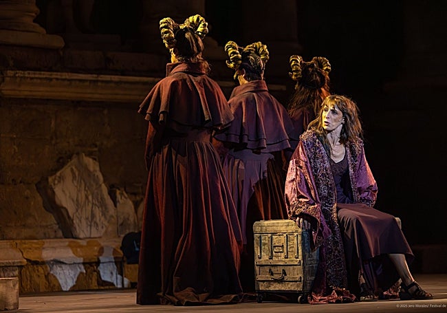 Carmen Mayordono (Medea) y las tres furias.