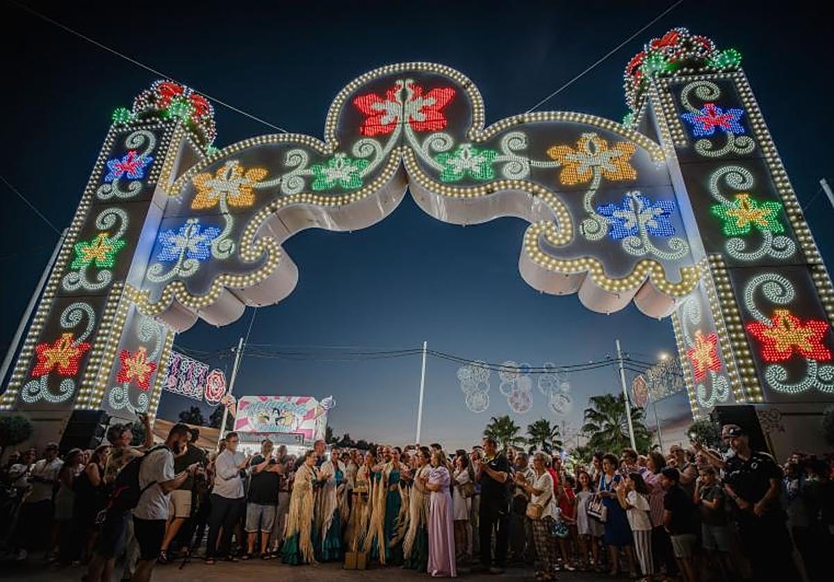 Imagen de archivo del encendido del alumbrado del recinto ferial por integrantes de la asociación ´Mérida Flamenca´ con el que arrancó la Feria el año pasado.