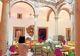 Imagen del patio central del hotel Hilton Palacio de Godoy de Cáceres.