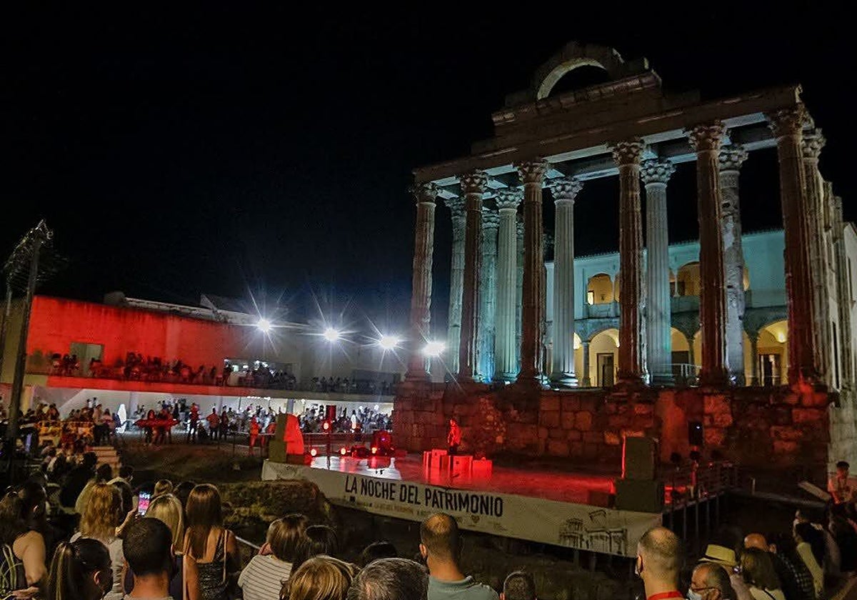 Público y una actividad en el Templo de Diana en una edición de la Noche del Patrimonio.