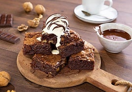Postre de brownie de chocolate