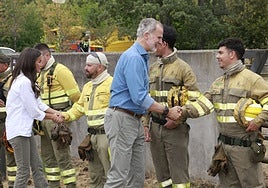 Los Reyes Felipe VI y Letizia saludan a algunos miembros del operativo que descansaban en el centro de mando del Parque del Lago de Sanabria este miércoles.