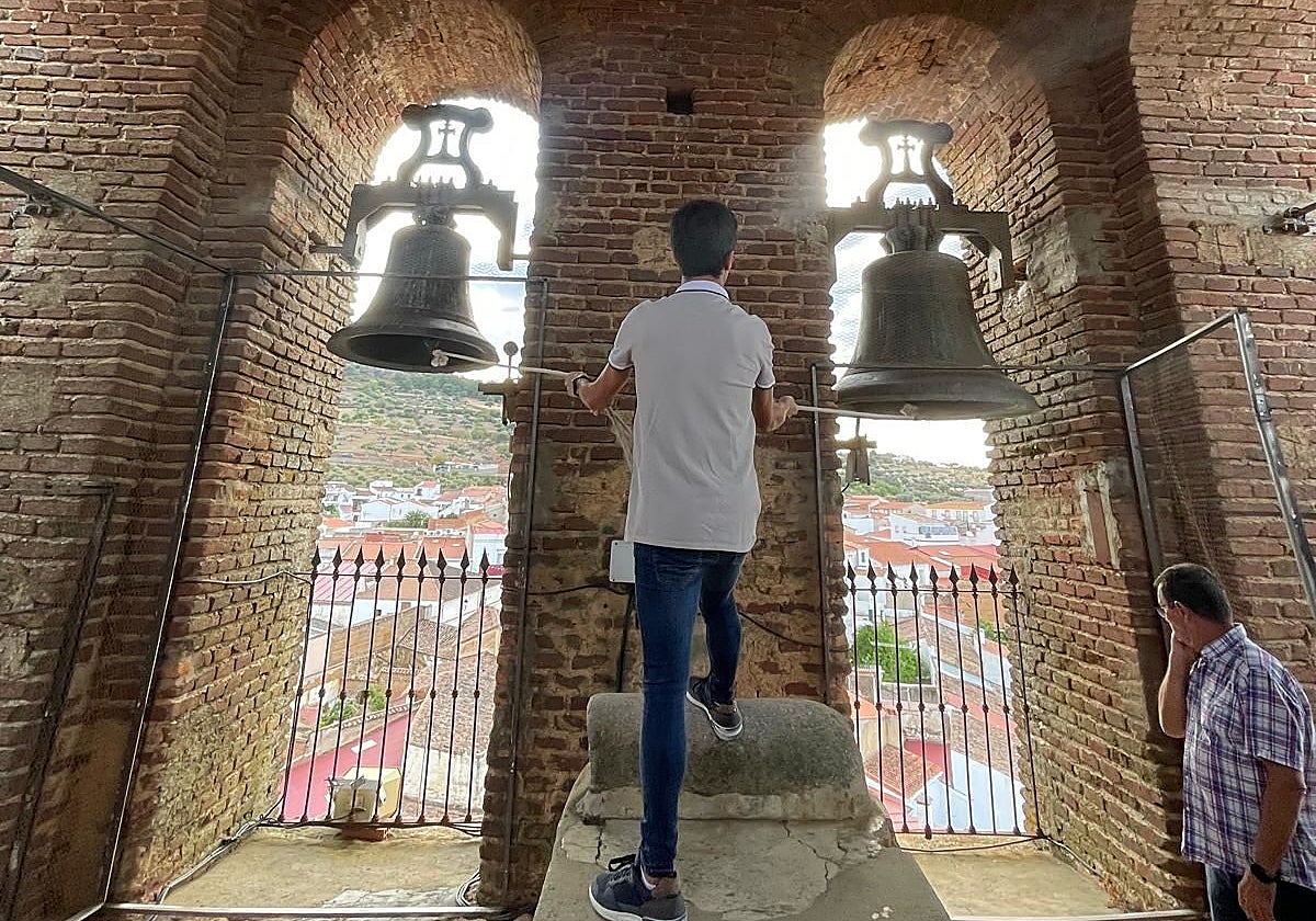 Un chico, en el concurso de campanas 'Manuel Bermejo' del año pasado en Salvatierra.