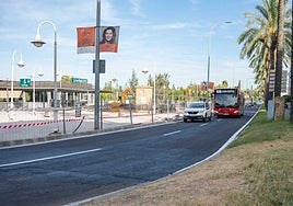 Dos carriles en el sentido de la circulación hacia el centro, esta mañana, en la avenida Fernández López.