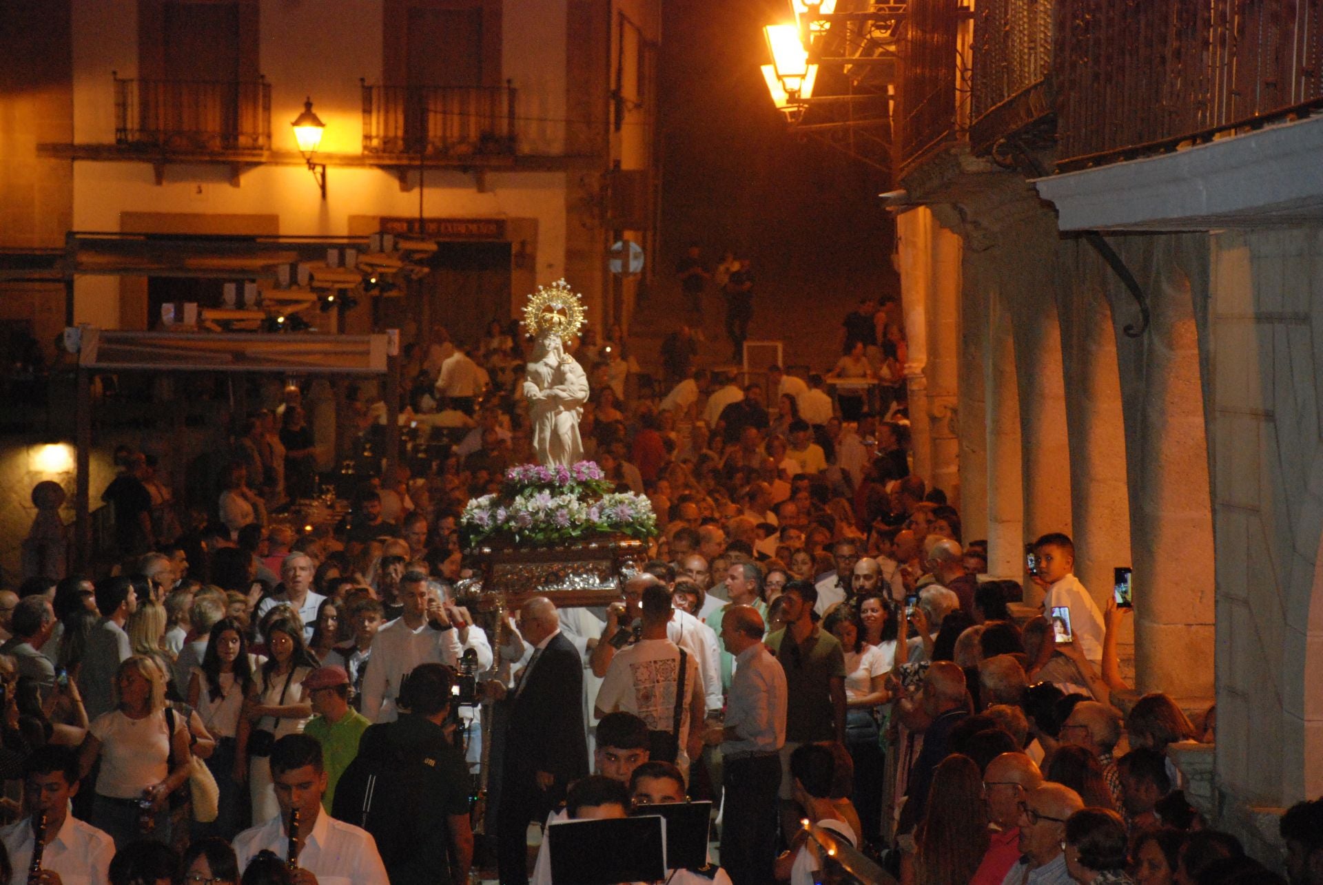 La bajada de la Patrona a la iglesia de San Martín en imágenes