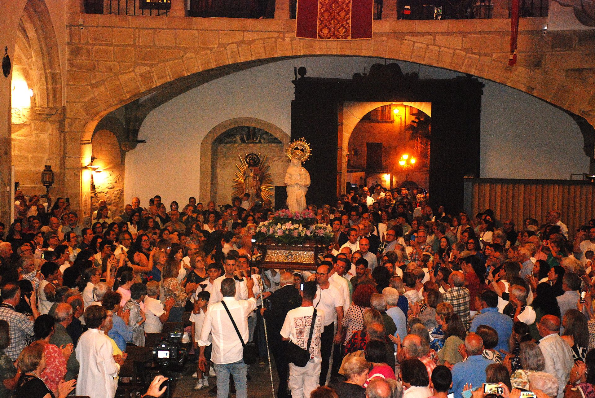 La bajada de la Patrona a la iglesia de San Martín en imágenes