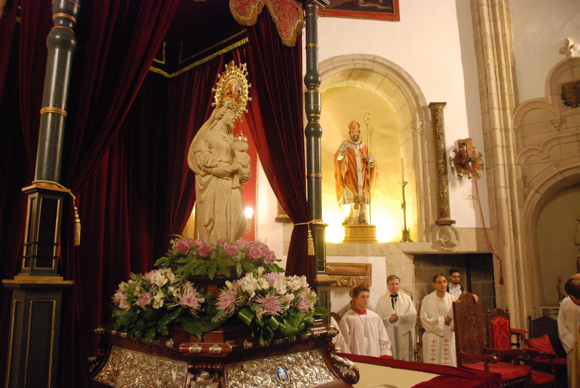 La bajada de la Patrona a la iglesia de San Martín en imágenes