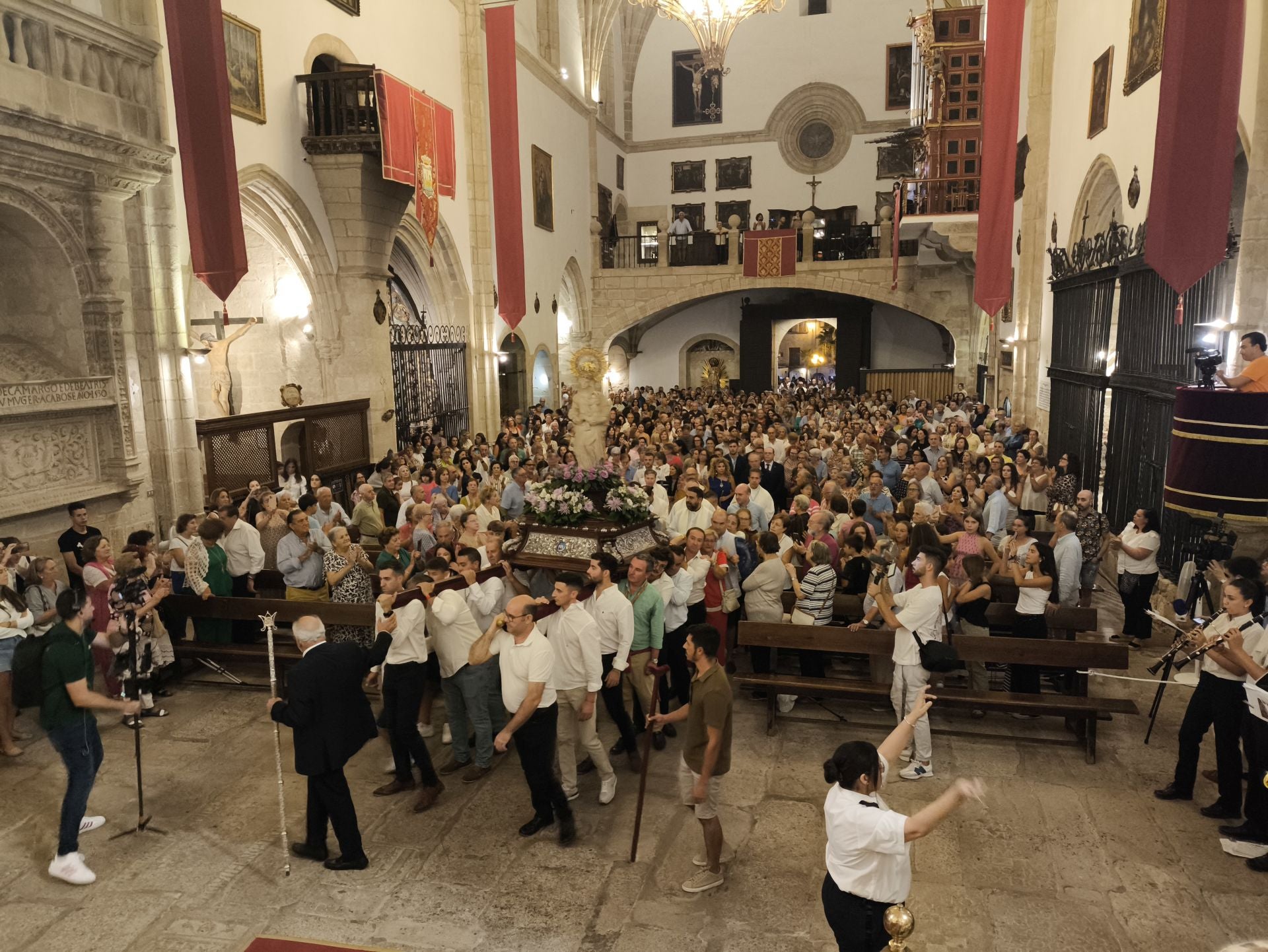 La bajada de la Patrona a la iglesia de San Martín en imágenes