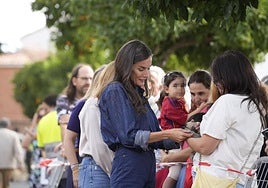 La Reina acaricia al perro 'Fuego'.