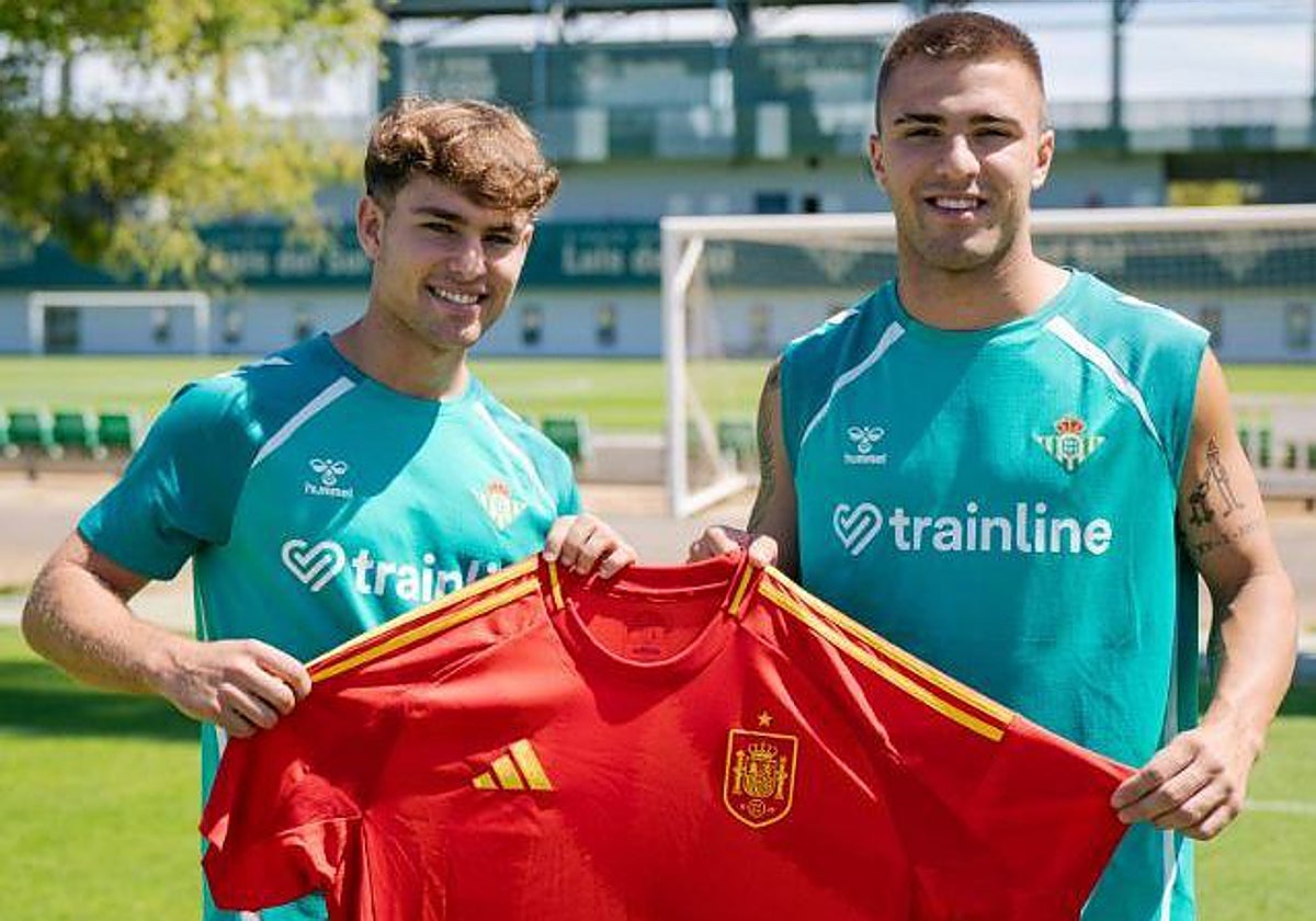 Ángel Ortiz (izquierda) y su compñaero del Betis Pablo García con la camiseta de la selección.