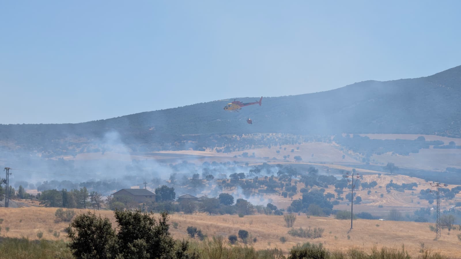 El incendio forestal de Don Benito, en imágenes