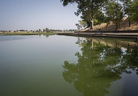 El río Guadiana, a la altura del club de Piragüismo en una imagen tomada este mes de agosto.
