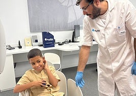 Jaled junto al audioprotesista Jorge Mateos tras colocarle los audífonos.