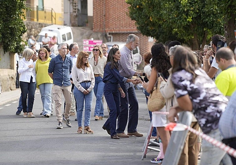 Los Reyes saludan a los vecinos en Rebollar.