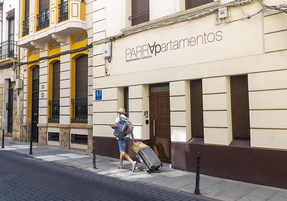 Un turista arrastra su maleta por la calle Parra, en el centro de Cáceres.