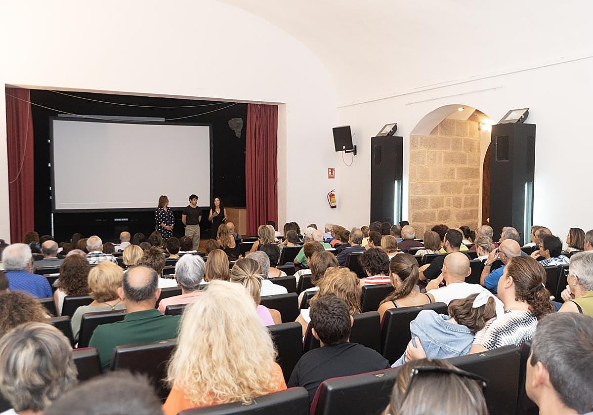El director extremeño Nico Romero presenta su ópera prima en Brozas: «Era el lugar perfecto para la historia»