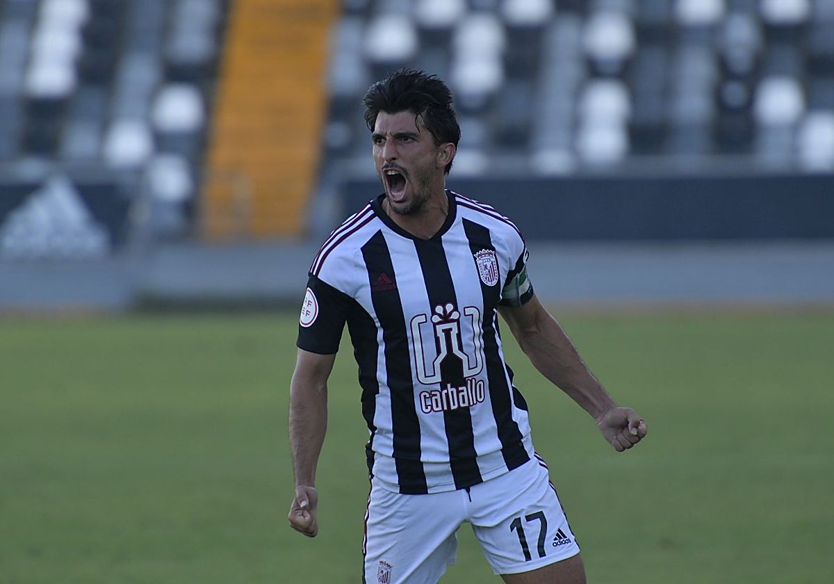 Álex Herrera en un duelo de este curso en Nuevo Vivero.