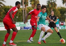 Óscar Muñoz, marcado por dos jugadores del Castuera.