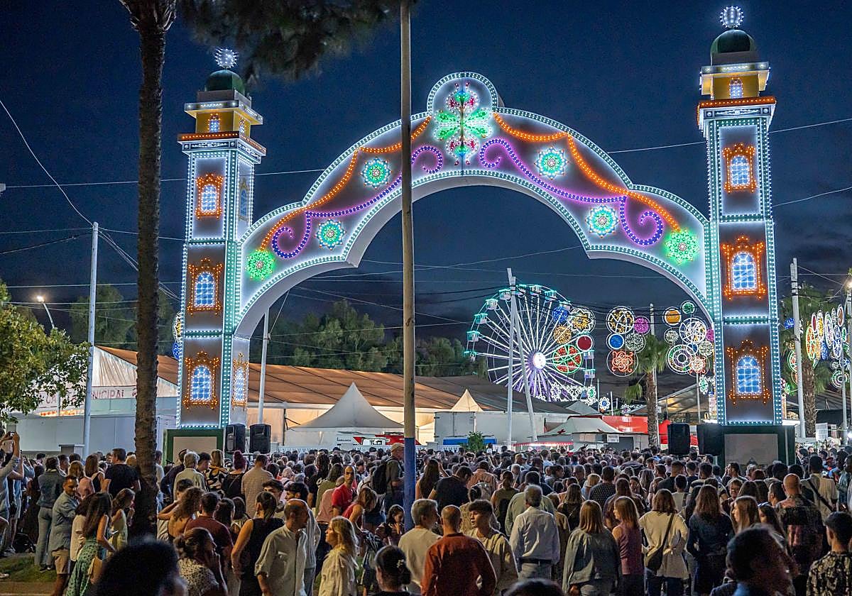 Mérida alumbra ocho días de fiesta con el encendido de Pilar Vizcaíno