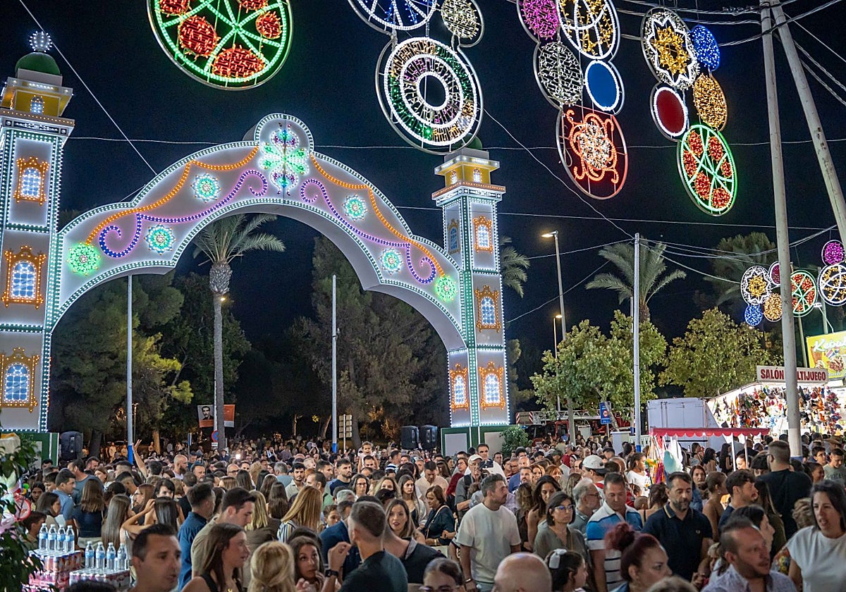 Asistentes al ferial en la jornada inaugural del domingo.