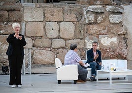 Intérprete de lengua de signos en una actividad municipal.