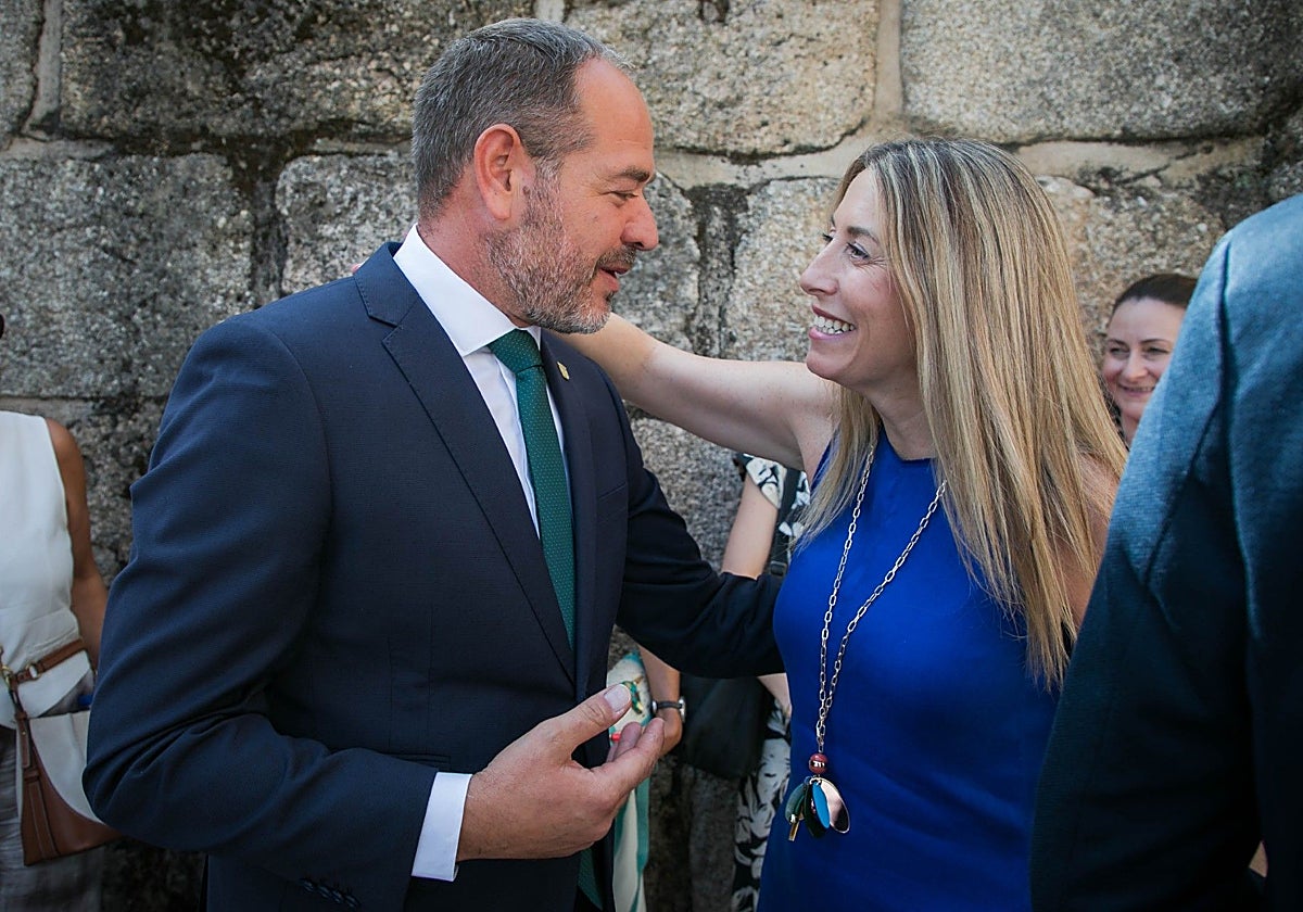 El nuevo consejero de Gestión Forestal, Francisco José Ramírez, junto a la presidenta de la Junta de Extremadura, María Guardiola.
