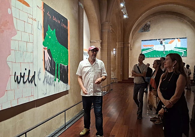 Julián Mesa el viernes pasado junto a la artista Gabrielle Graessle y el público.