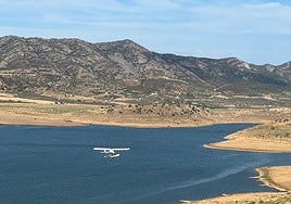 Hidroavión sobrevolando el embalse de Alange este verano durante los cursos de habilitación.