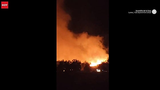 Bomberos del Plan Infoex y del Sepei de Cáceres sofocan un incendio en Jarandilla de la Vera