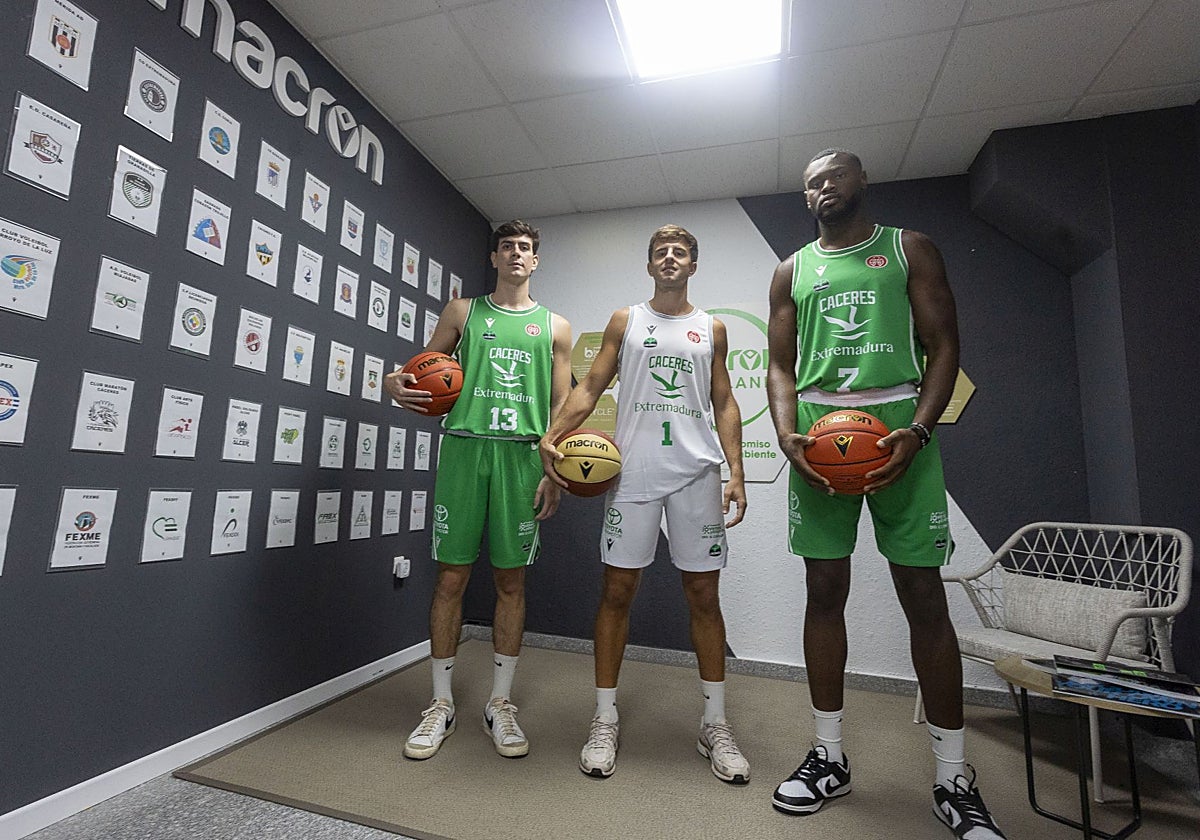 Juan Santos, Palazuelos y Leveque posan con las nuevas equipaciones del Caáceres Patrimonio.