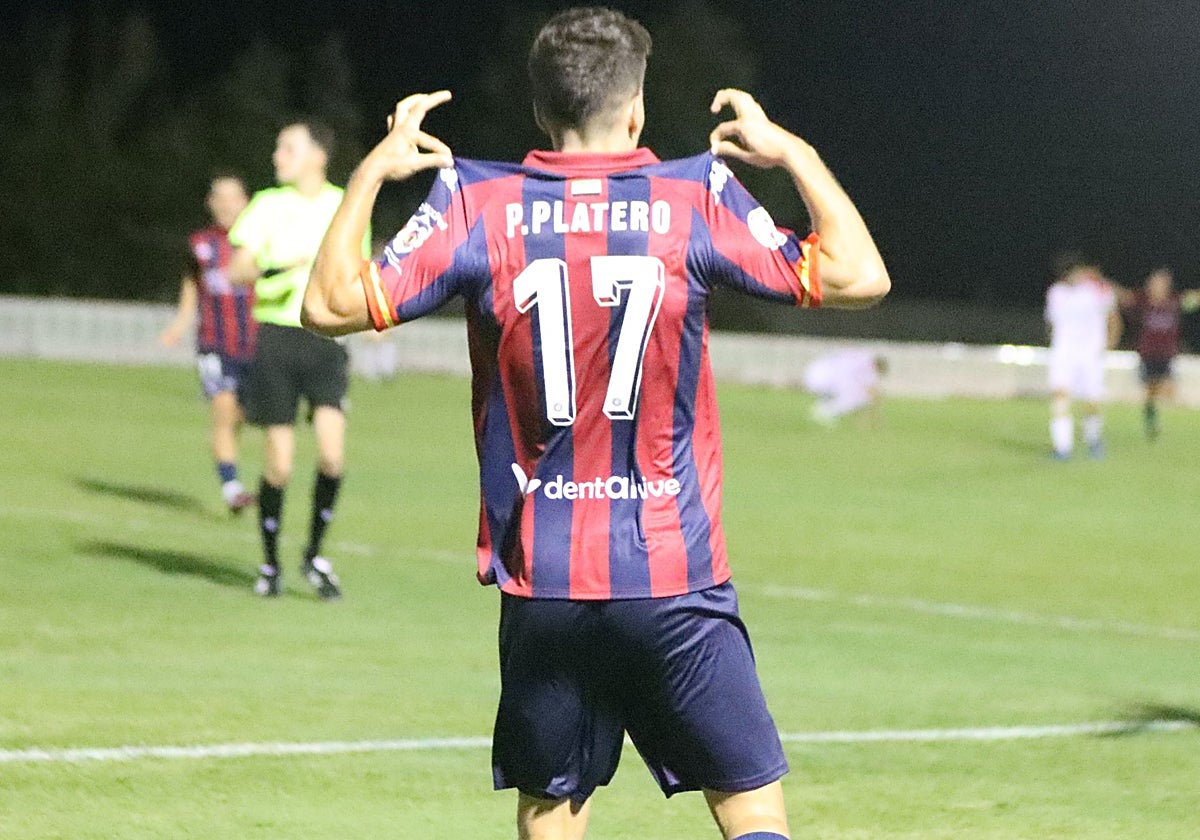 Pablo Platero se señala su nombre tras marcar un gol con el Extremadura.