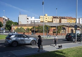 La Casa de las Aguas se ubica en la confluencia de Carolina Coronado con la cabecera del puente de Palmas.